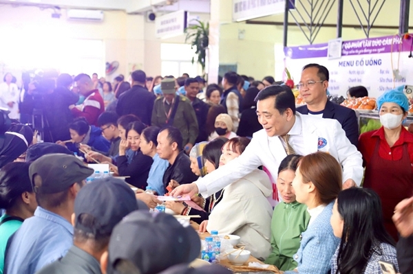 Bệnh viện K Người bệnh quây quần trong bữa cơm tất niên và hân hoan trên chuyến xe yêu thương