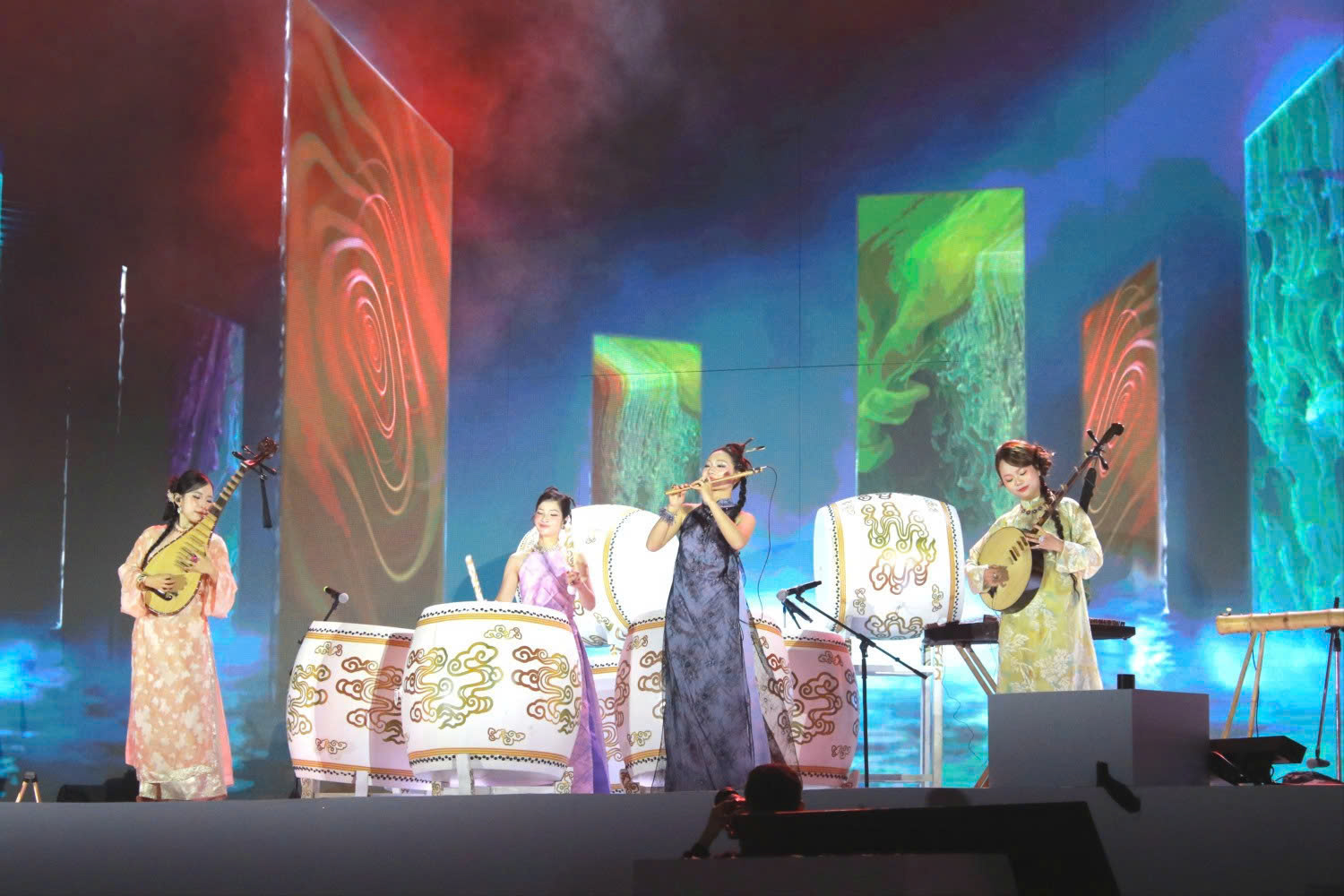 Nghệ thuật xưa và nay trong “Tứ hải giao tình”