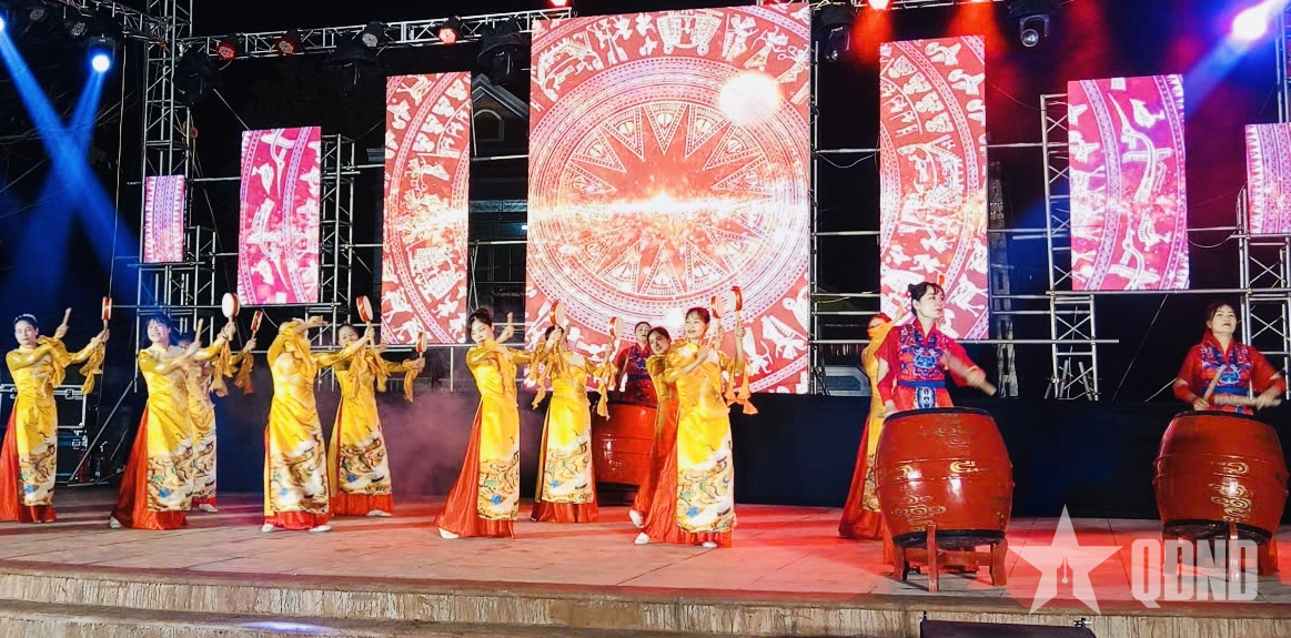 Lan tỏa niềm tin, khí thế mới từ đêm nhạc hội mừng Đảng, mừng Xuân tại Quân Chu