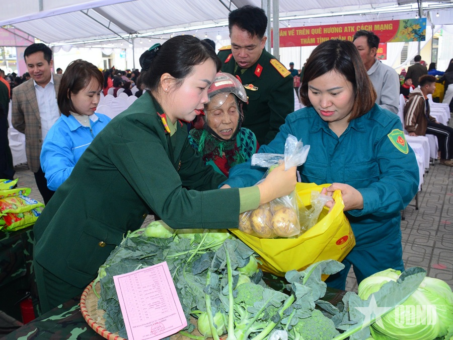 Nghĩa tình của bộ đội quân khí
