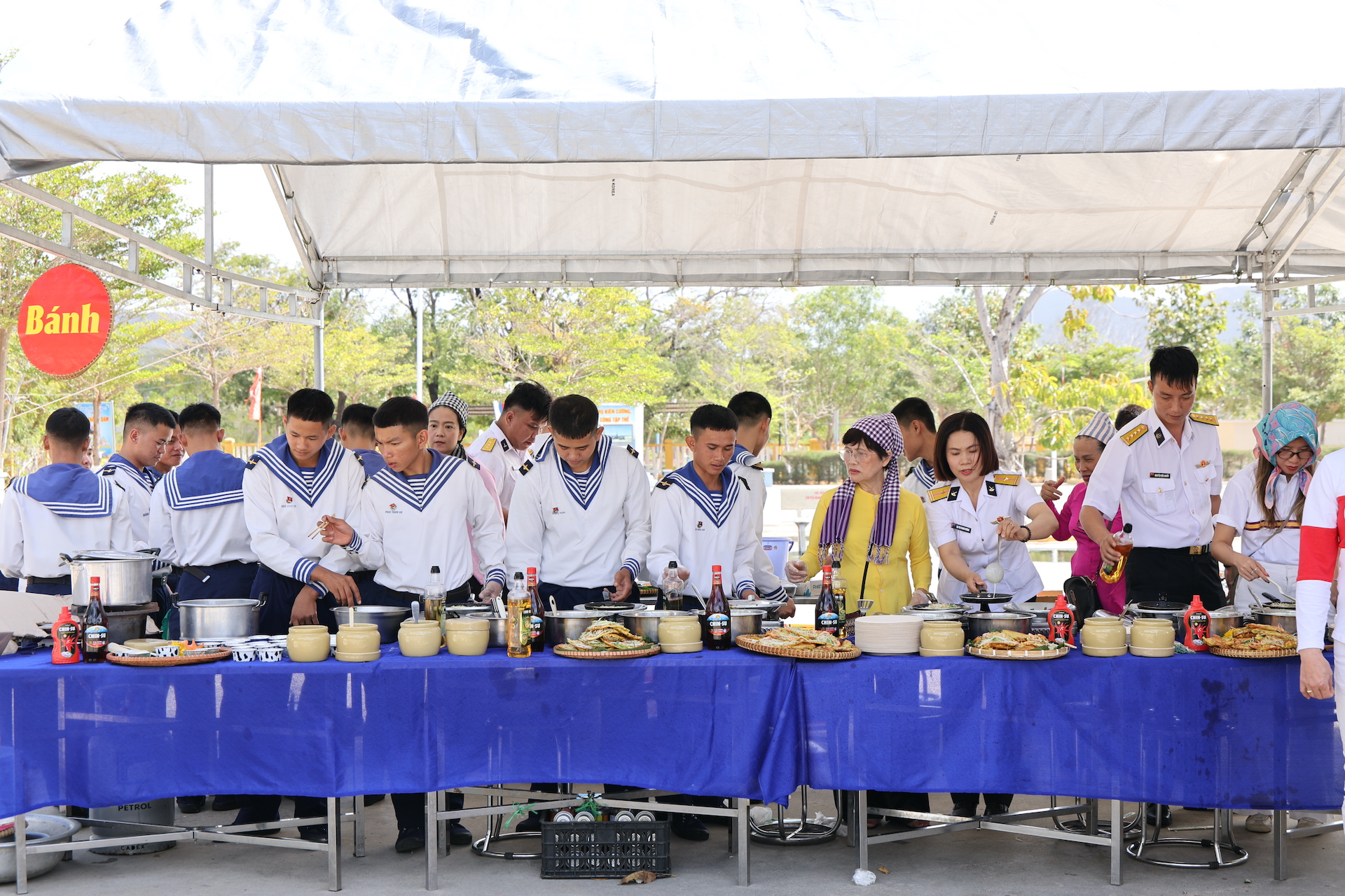 Omachi mang tinh thần đổi mới tới chiến sĩ đảo xa
