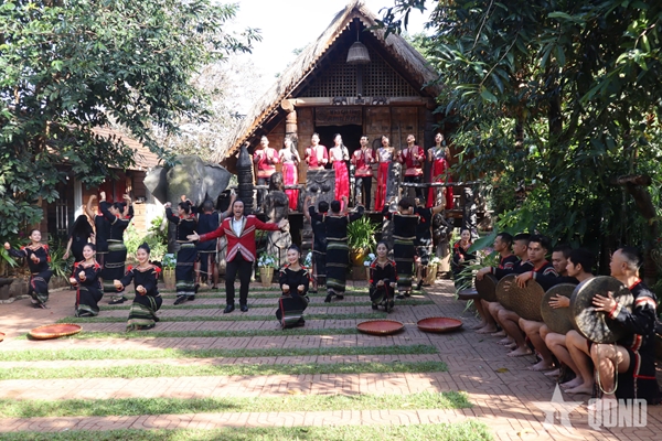 Đón năm mới ở buôn giàu đẹp nhất Tây Nguyên