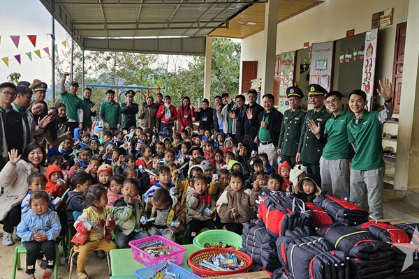 Xuân về trên vùng biên Huồi Pốc