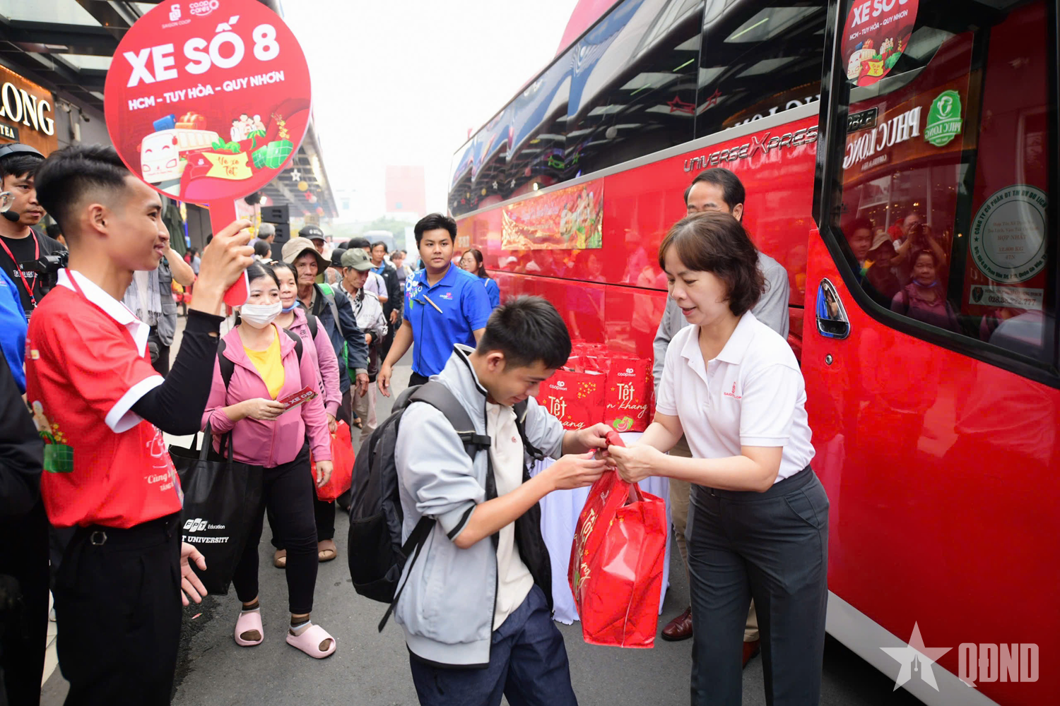 TP Hồ Chí Minh: Các chuyến bay, chuyến xe nghĩa tình đưa hàng nghìn người lao động về quê đón Tết