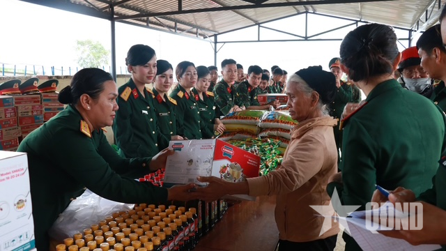 Bộ CHQS tỉnh Đắk Lắk tổ chức “Xuân khu 5 đoàn kết - Tết thắm tình quân dân” tại xã Yang Mao