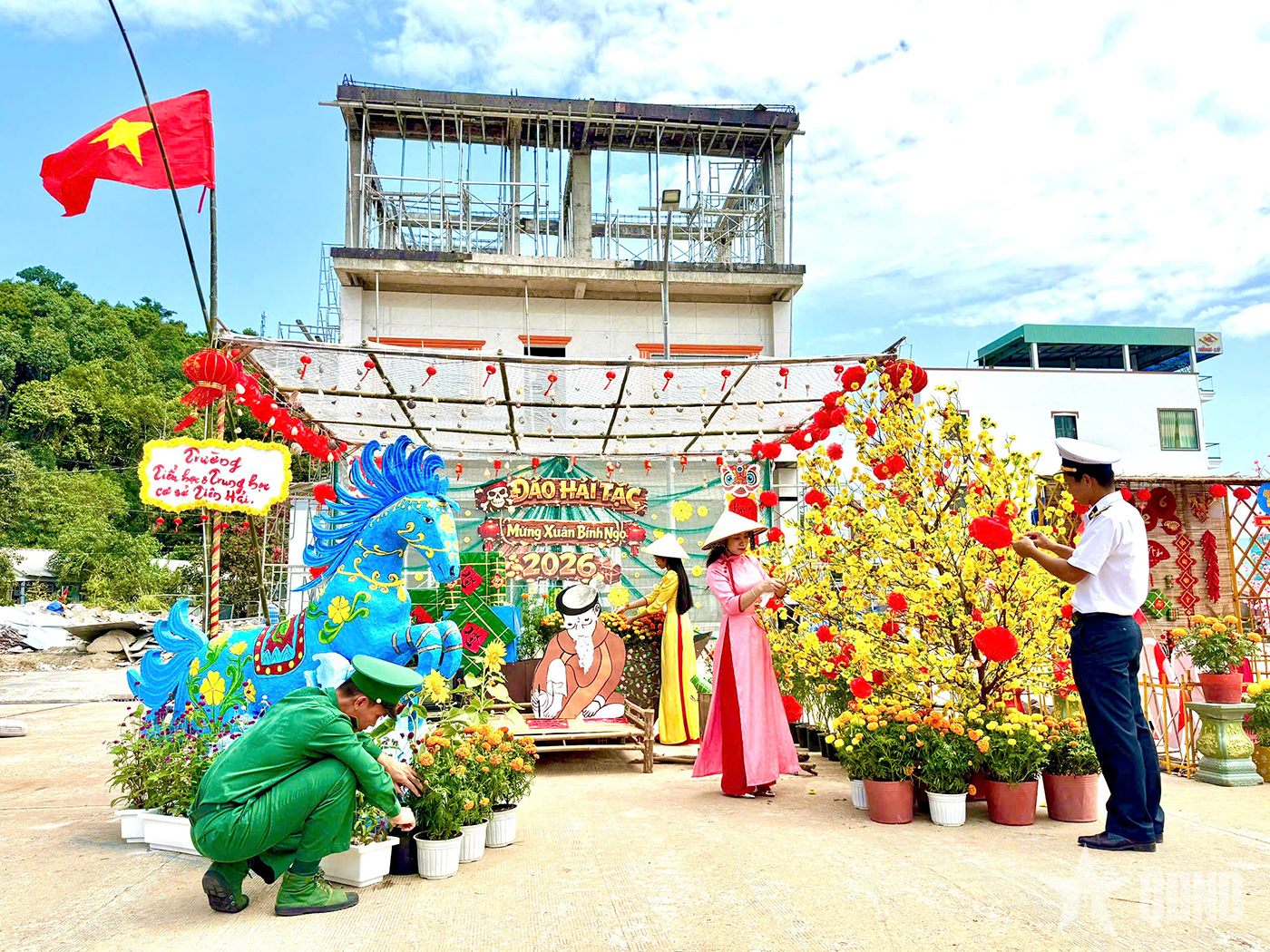 Quân - Dân xã đảo Tiên Hải chung tay “thổi hồn” cho đường hoa Xuân Bính Ngọ 2026