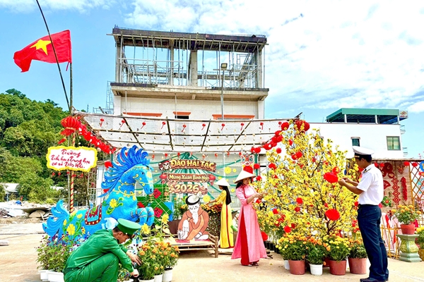 Quân - Dân xã đảo Tiên Hải chung tay “thổi hồn” cho đường hoa Xuân Bính Ngọ 2026