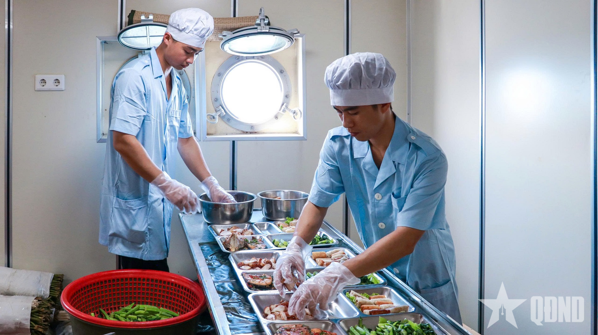 Những người “giữ lửa” ấm áp trên chuyến tàu chúc Tết các Nhà giàn DK1