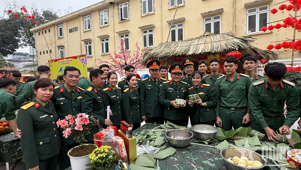 Cán bộ, chiến sĩ Đoàn Nghi lễ Quân đội sôi nổi Hội thi gói bánh chưng