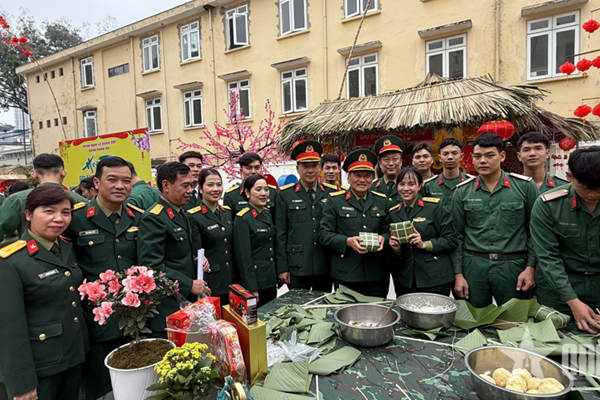 Cán bộ, chiến sĩ Đoàn Nghi lễ Quân đội sôi nổi Hội thi gói bánh chưng