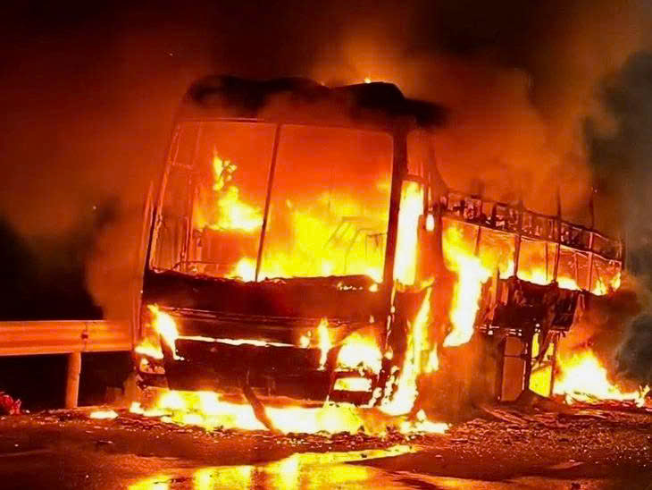 Đắk Lắk: Xe khách chờ 34 hành khách bốc cháy dữ dội trên quốc lộ

