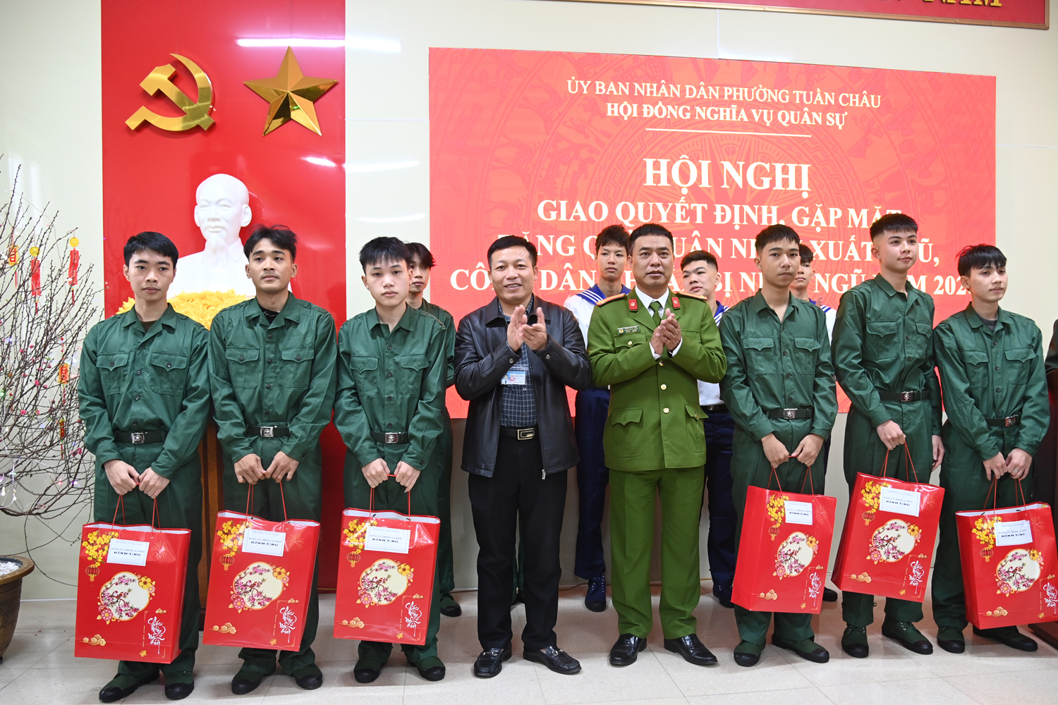 Quảng Ninh: Phường Tuần Châu, phường Việt Hưng gặp mặt công dân chuẩn bị lên đường nhập ngũ và quân nhân xuất ngũ năm 2026