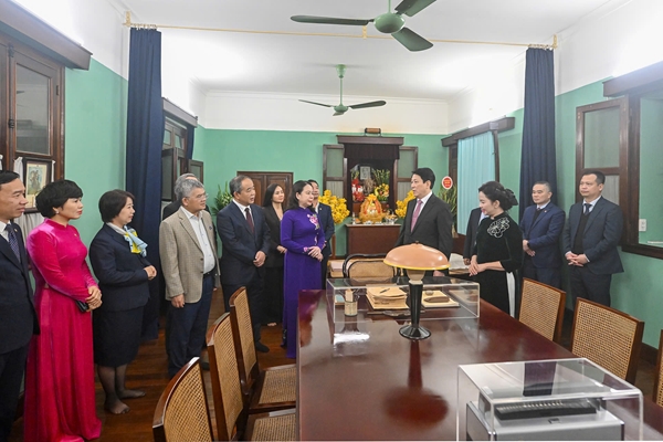 Chủ tịch nước Lương Cường dâng hương tưởng niệm Chủ tịch Hồ Chí Minh tại Nhà 67