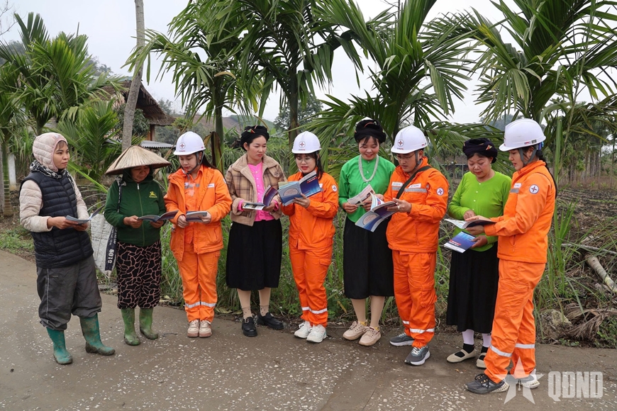 ​Khi ánh sáng vượt núi rừng về với bản xa