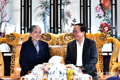 Gallery - Đc Trịnh Văn Quyết chúc Tết gia đình Tổng Bí thư Nguyễn Phú Trọng