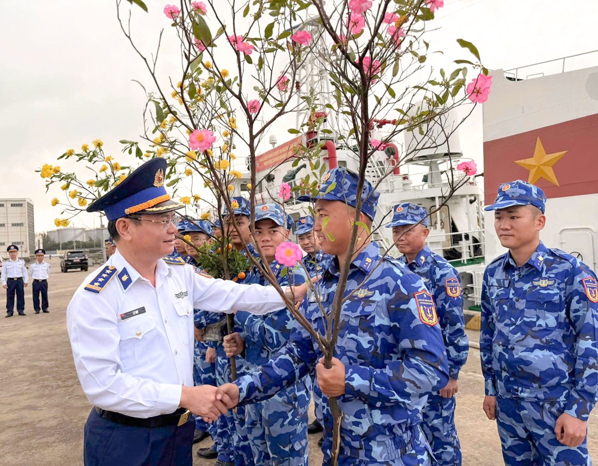 Mùa xuân neo biển xa
