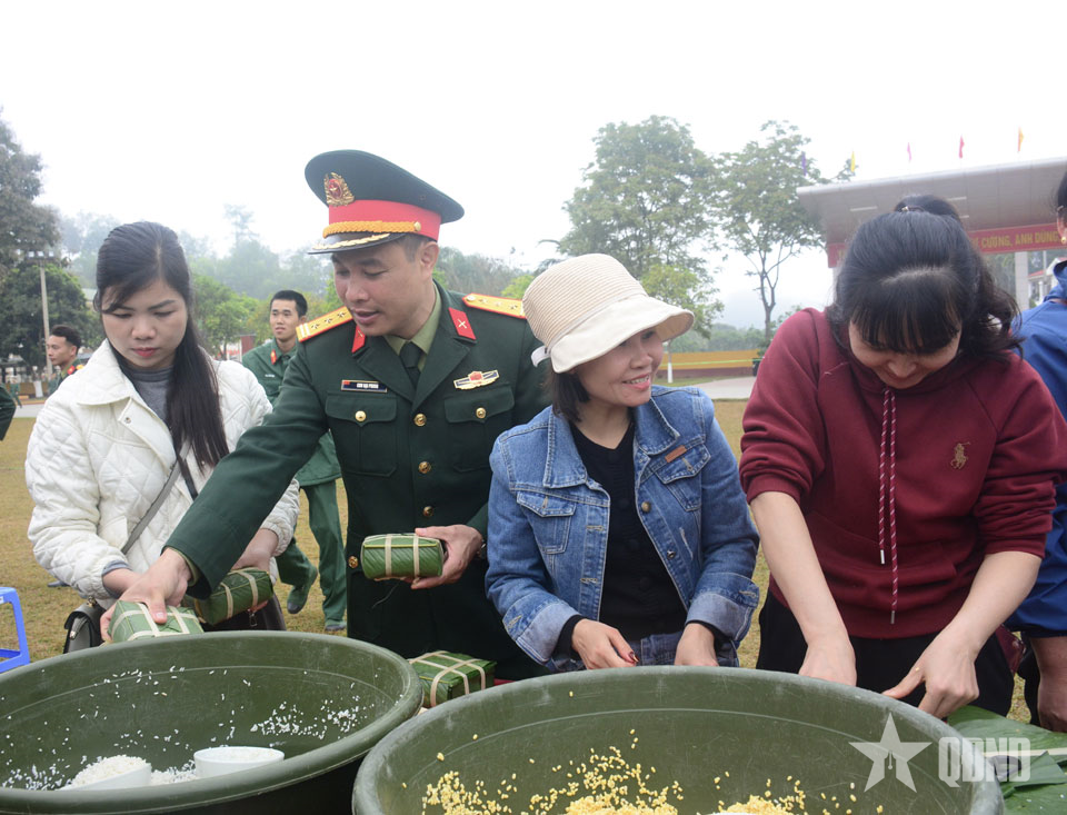 Trung đoàn 82, Sư đoàn 355 thi gói bánh chưng Tết 

​
