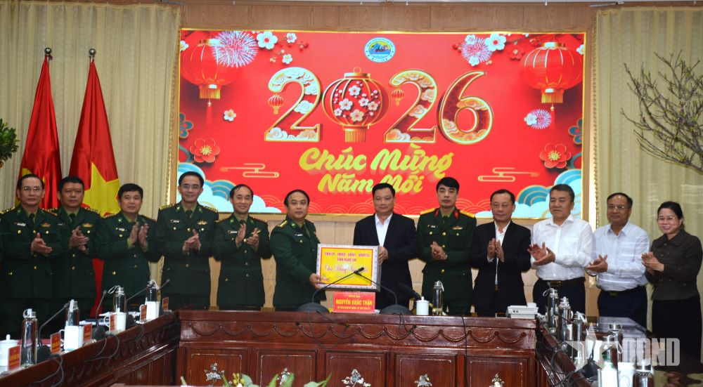 Bí thư Tỉnh ủy Nghệ An chúc Tết, giao lưu với cán bộ, chiến sĩ Bộ đội Biên phòng tỉnh