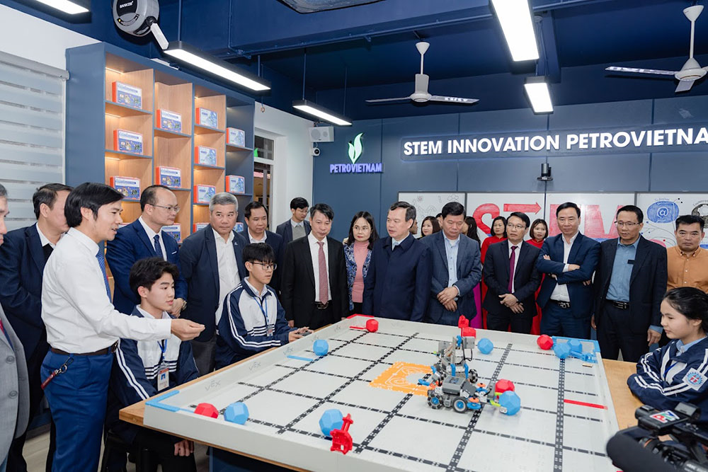 Xây dựng đảng gắn với nhiệm vụ chính trị