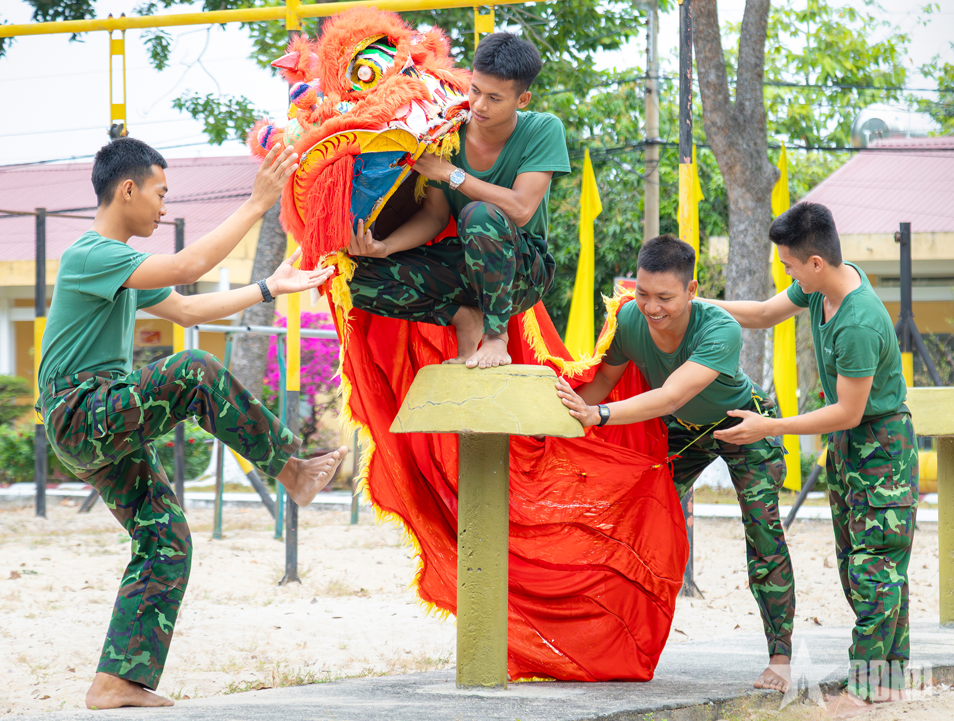 Bộ đội Lữ đoàn Tăng thiết giáp 416 tập múa lân đón Giao thừa