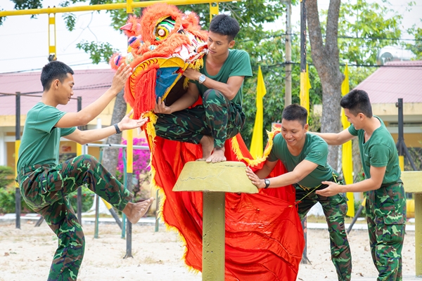 Bộ đội Lữ đoàn Tăng thiết giáp 416 tập múa lân đón Giao thừa