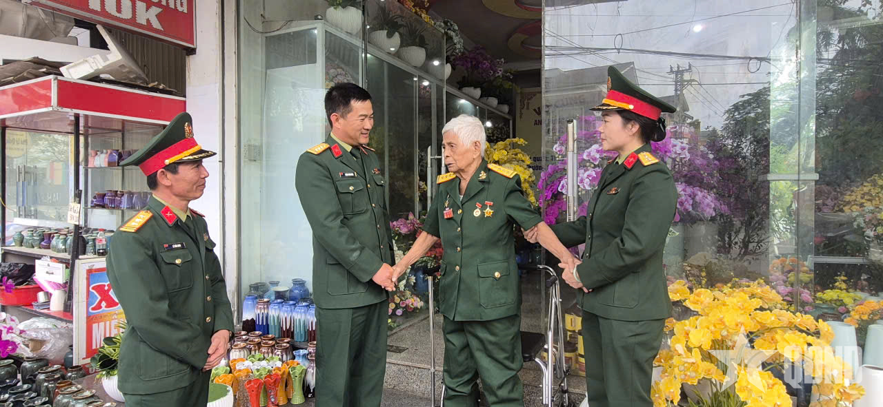 Bộ CHQS tỉnh Quảng Trị trao hơn 2.100 suất quà Tết tặng các tập thể, cá nhân