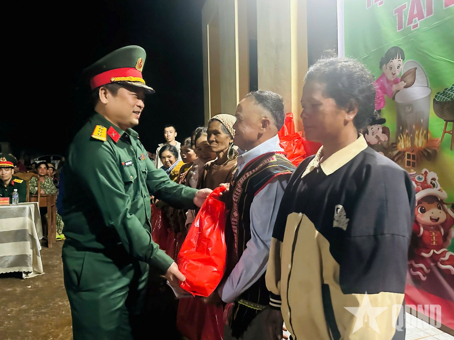 Mang Tết đến với đồng bào vùng biên xã Quảng Trực