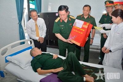 Gallery - 	Đại tướng Nguyễn Trọng Nghĩa thăm, tặng quà Tết tại TP Hồ Chí Minh