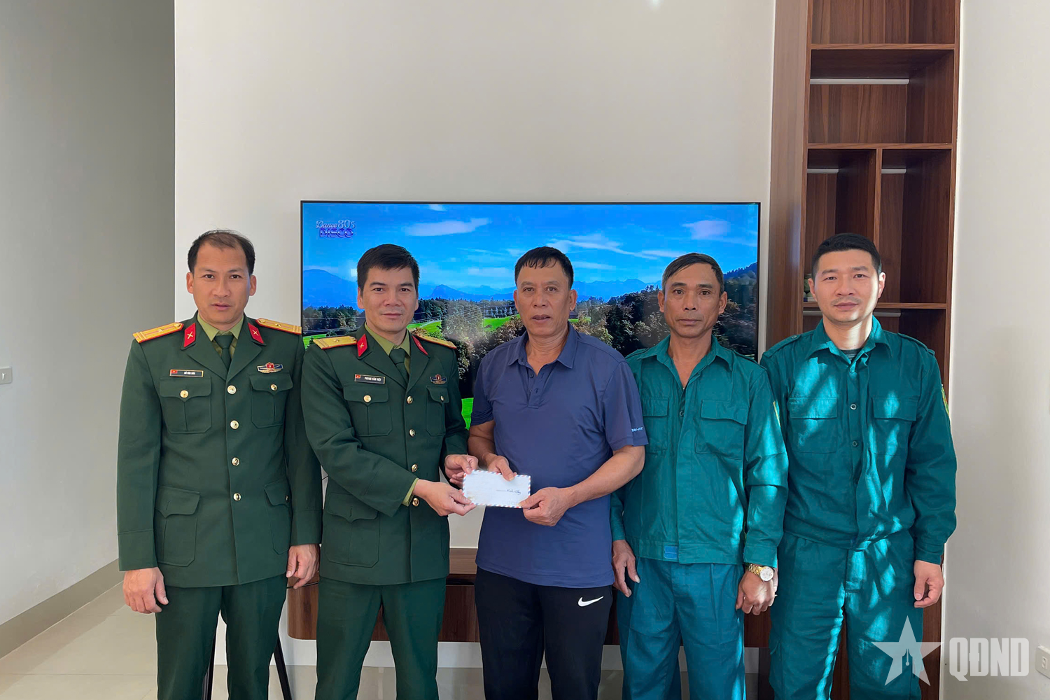 Ban CHQS phường Quảng Yên thăm, tặng quà gia đình quân nhân làm nhiệm vụ tại Nhà giàn DK1, quần đảo Trường Sa

