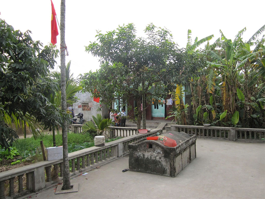 Chiếu hoa bày cỗ