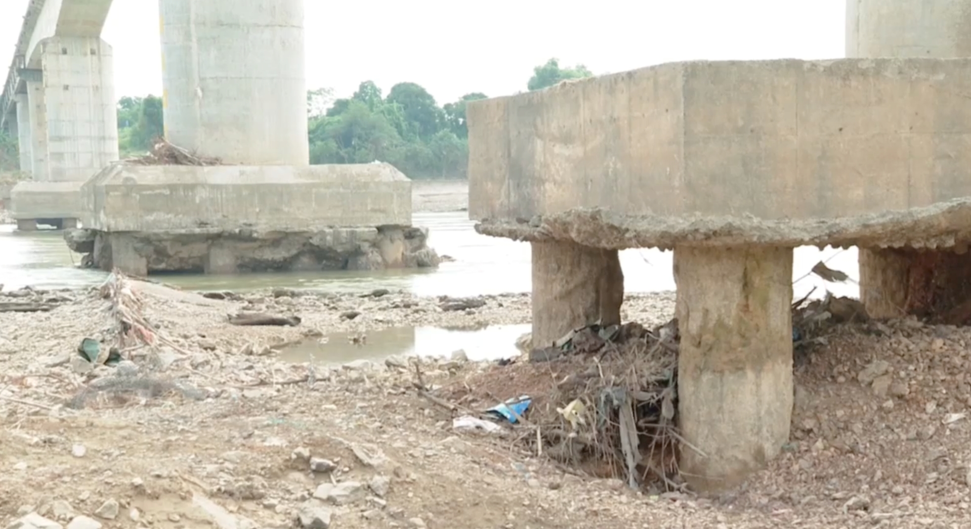 Trước 29 Tết, hoàn thành cầu phao qua sông Lô phục vụ đi lại của nhân dân