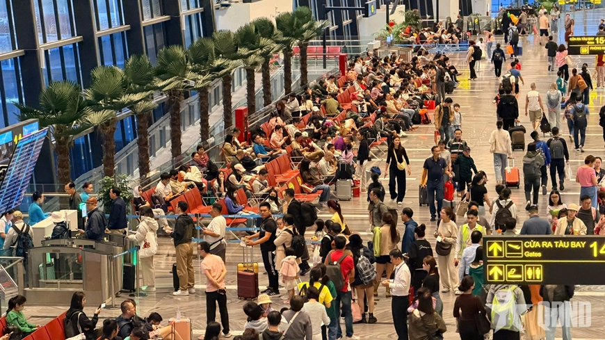 TP Hồ Chí Minh: Sân bay, bến xe đông nghịt người về quê đón Tết