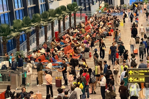 TP Hồ Chí Minh Sân bay, bến xe đông nghịt người về quê đón Tết