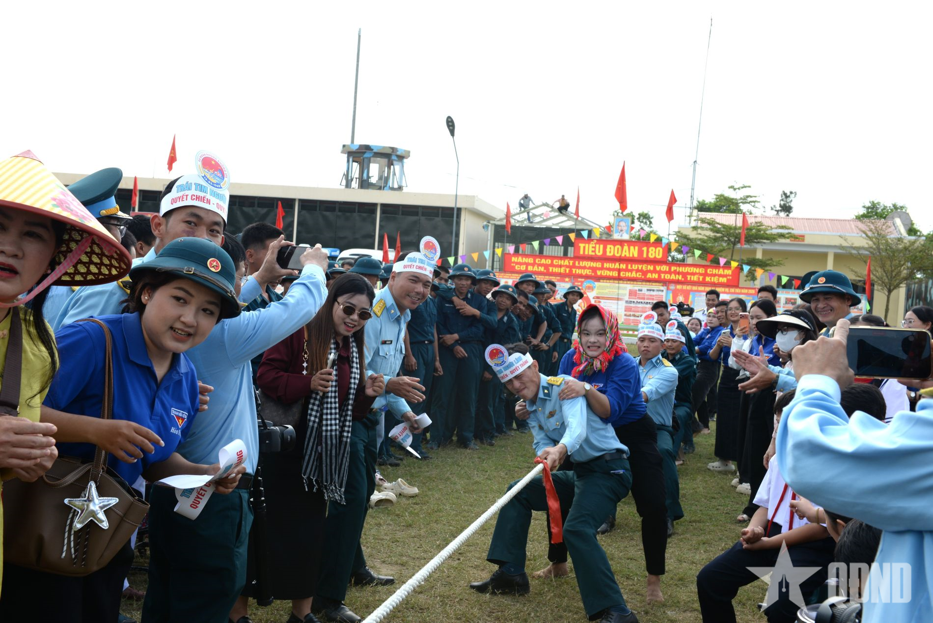 Ấm áp “Xuân canh trời - Tết thắm tình quân dân” 