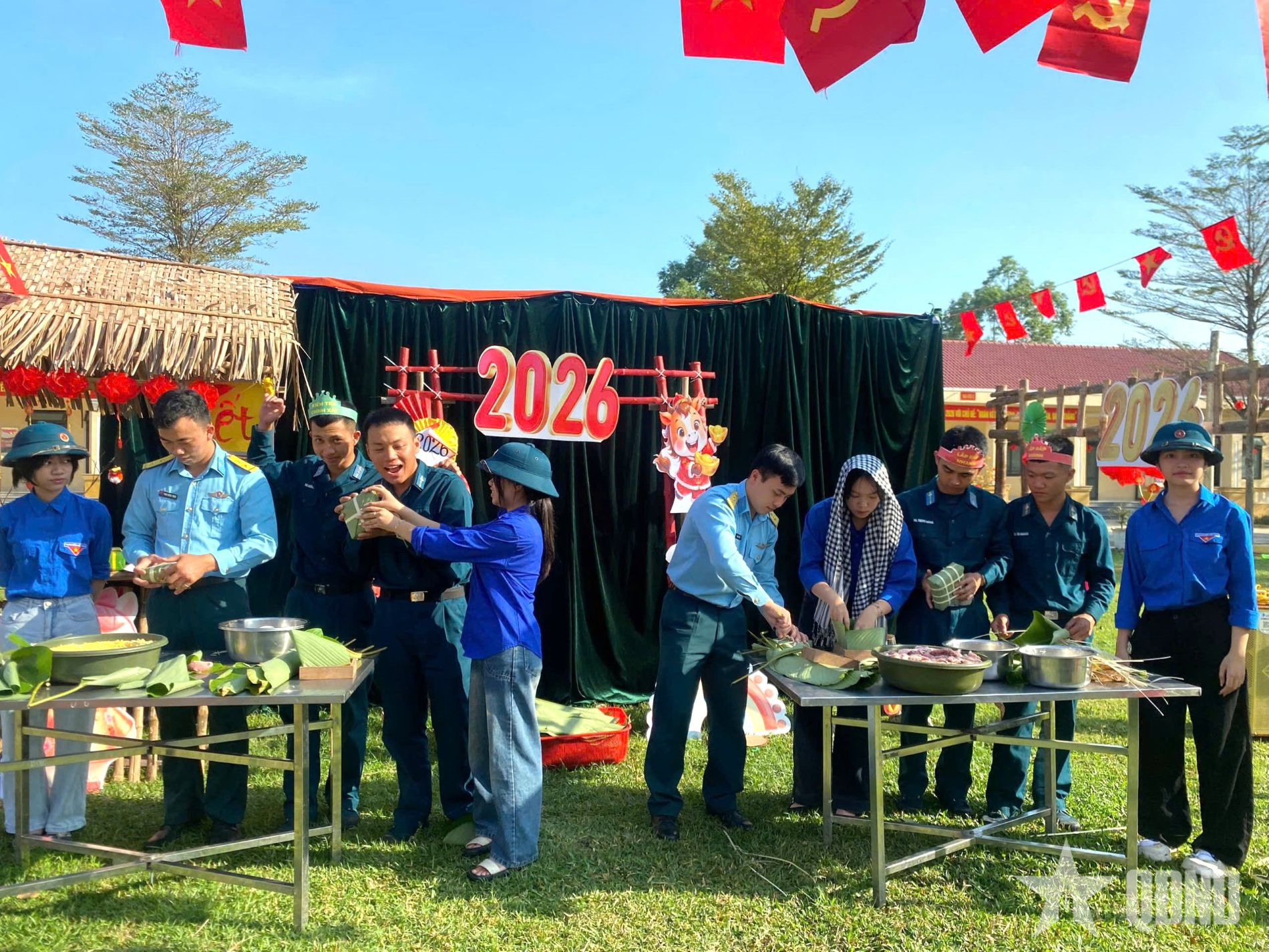 Ấm tình quân dân trên trận địa canh trời