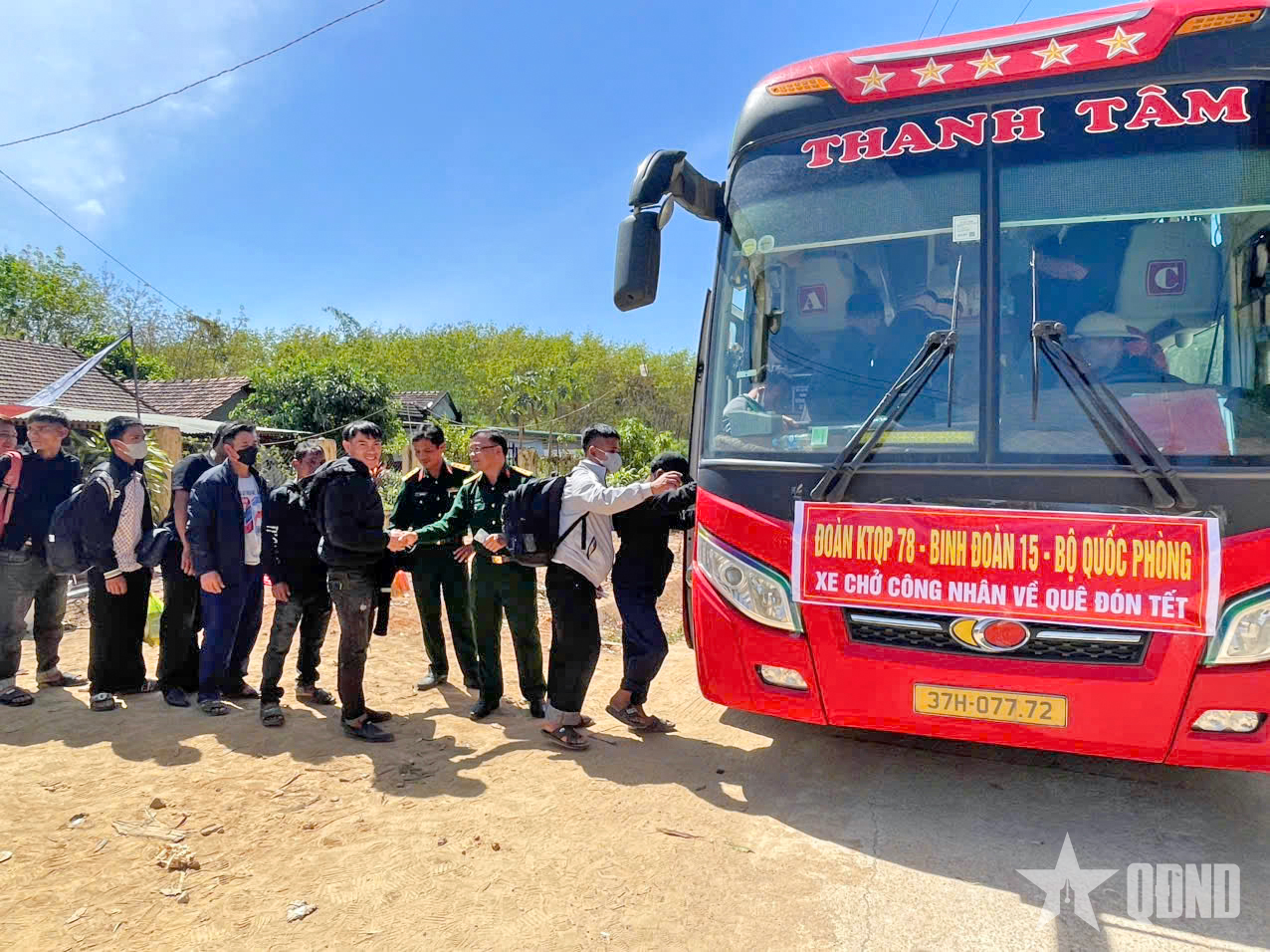 Ấm lòng những “Chuyến xe nghĩa tình” của Đoàn Kinh tế - Quốc phòng 78