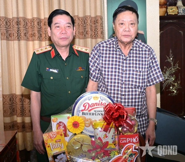 Thượng tướng Nguyễn Văn Gấu chúc Tết cán bộ lão thành tại Cần Thơ