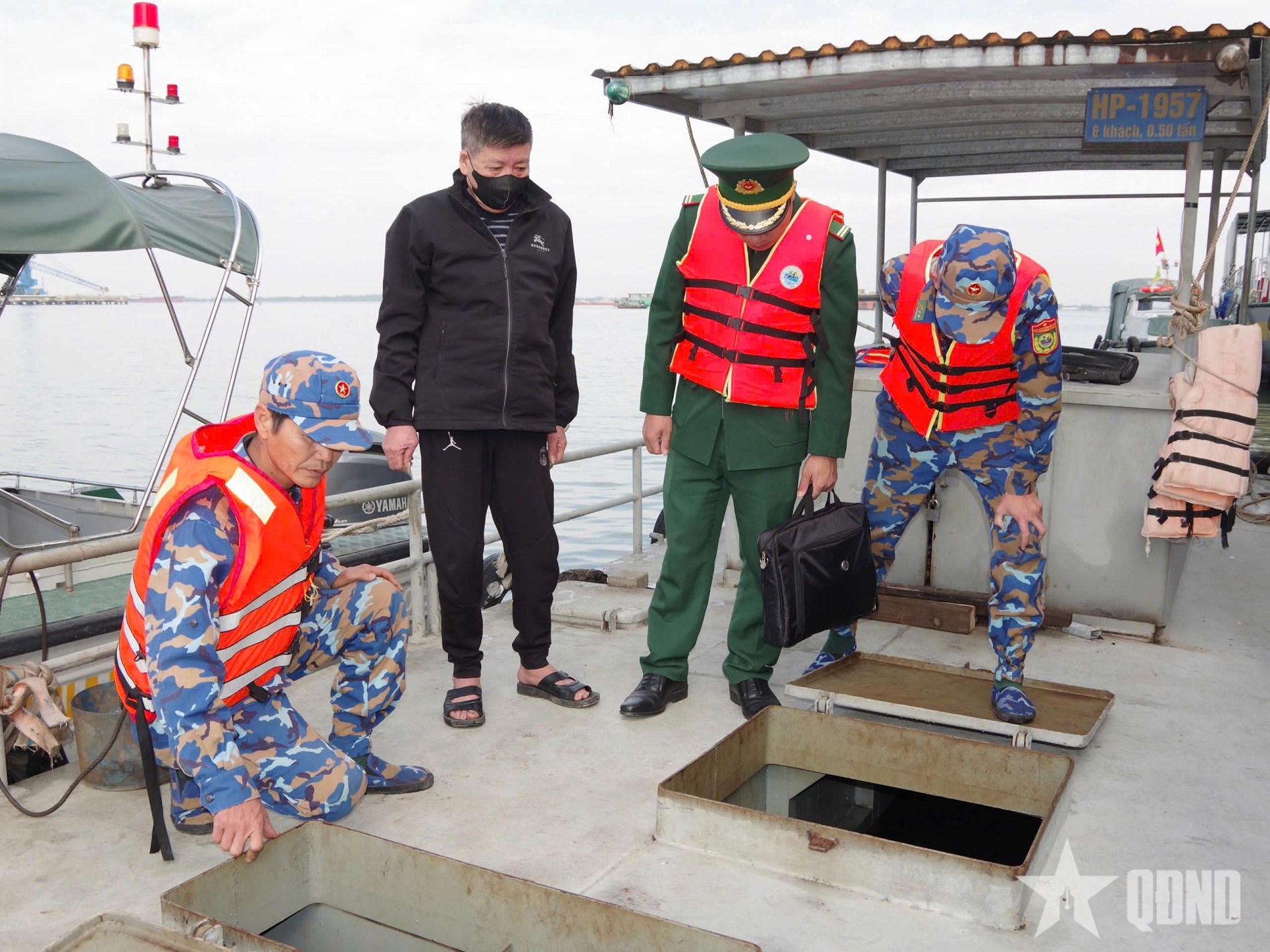 Bộ đội Biên phòng thành phố Hải Phòng giữ an toàn địa bàn để nhân dân vui xuân