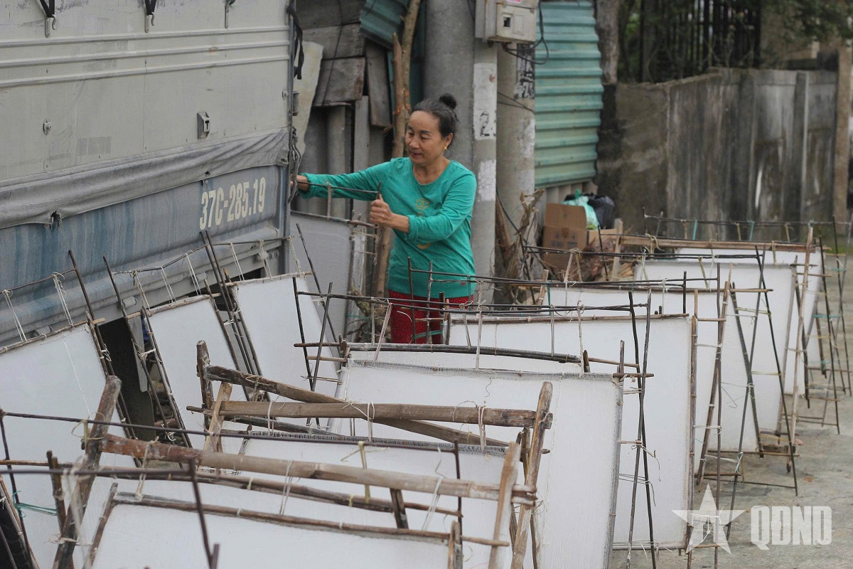Ba mái nhà giữ lửa giấy dó Phong Phú