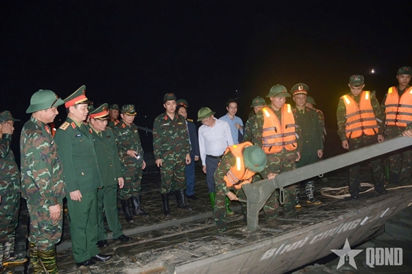 Đại tướng Phan Văn Giang gửi Thư biểu dương cán bộ, chiến sĩ tham gia bắc cầu phao qua sông Lô