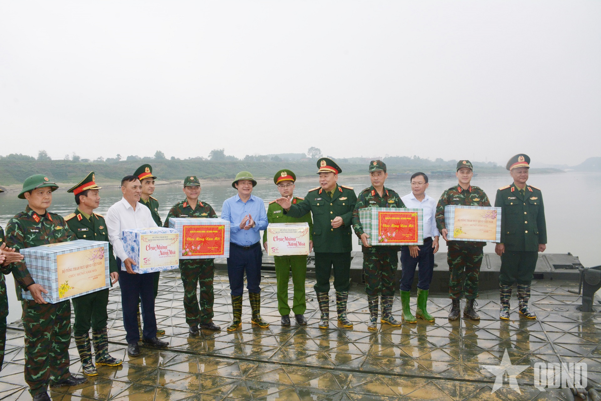 Trung tướng Lê Quang Đạo động viên lực lượng bắc cầu phao qua sông Lô