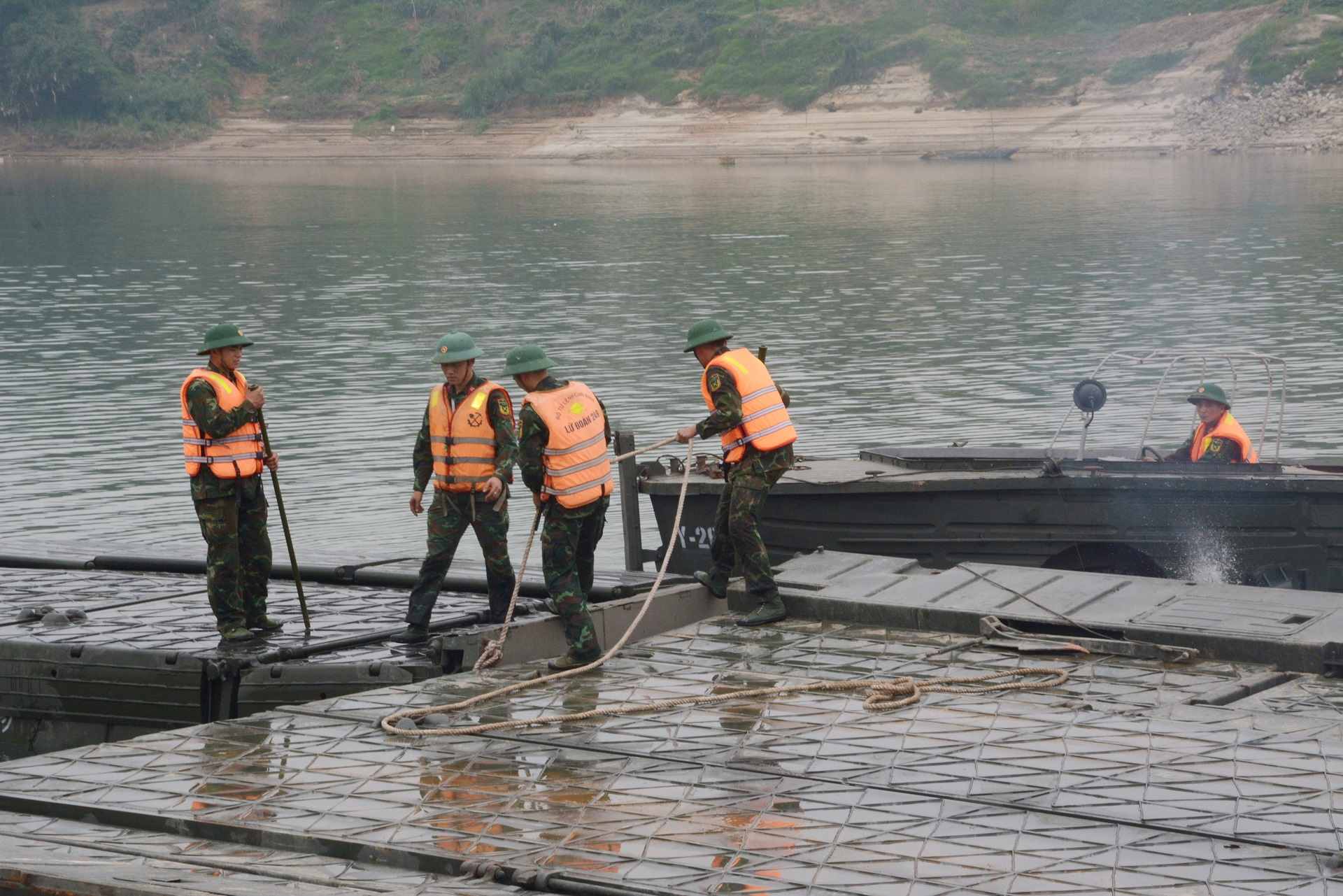 Những người lính công binh ngược chiều đoàn viên