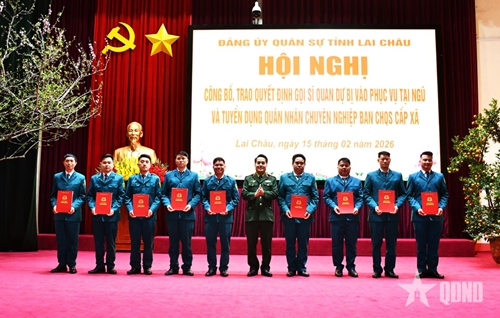 Lai Châu: Trao quyết định gọi sĩ quan dự bị vào phục vụ tại ngũ