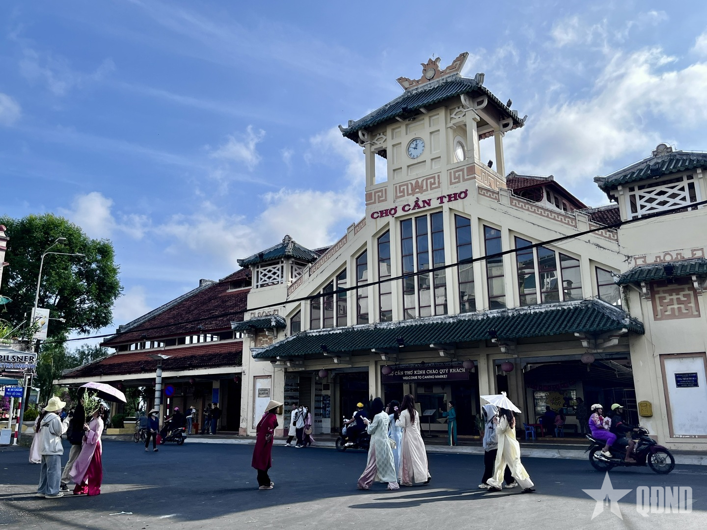 Không khí Tết rộn ràng qua những điểm check-in hút giới trẻ ở Cần Thơ