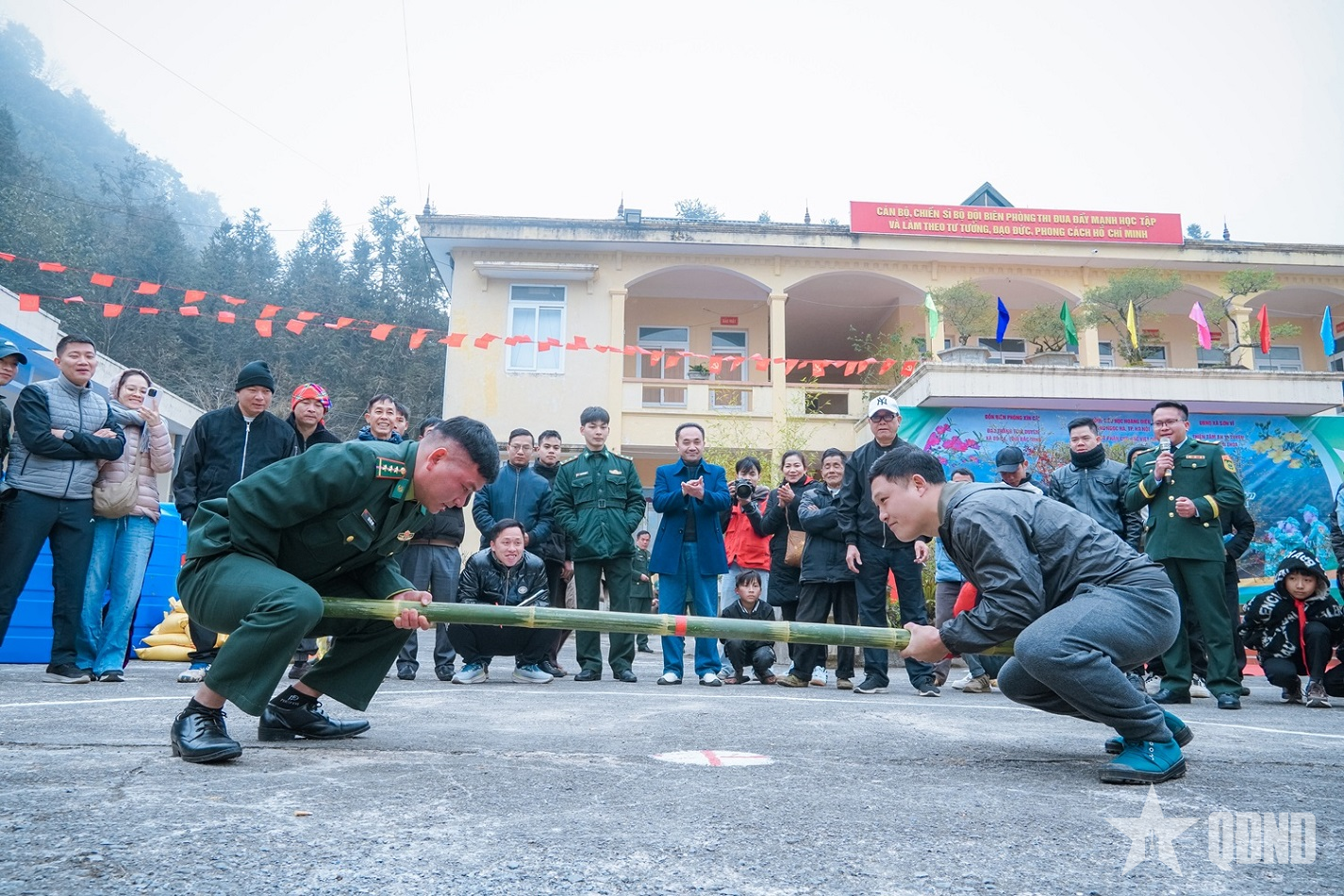 Đón Tết giữa giá lạnh biên viễn