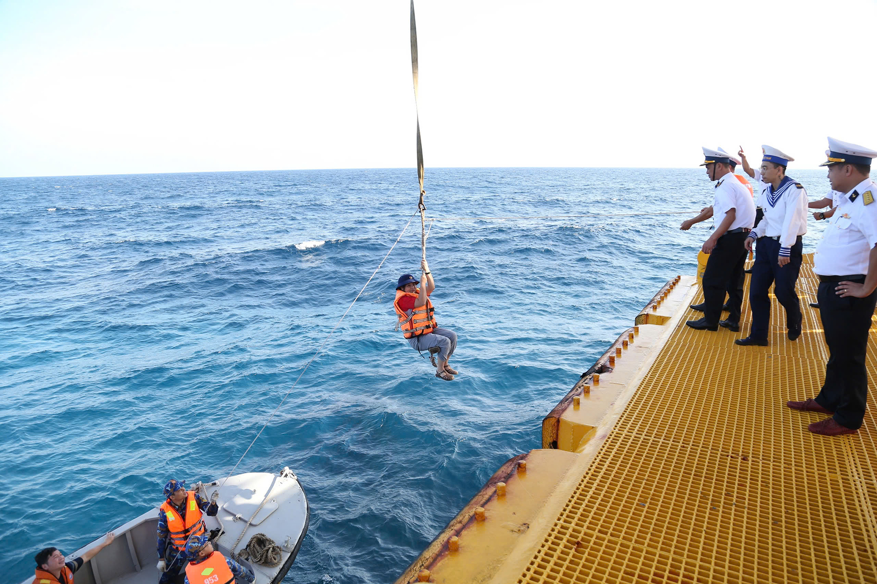 Hành trình mang hương vị Tết đến các nhà giàn DK1