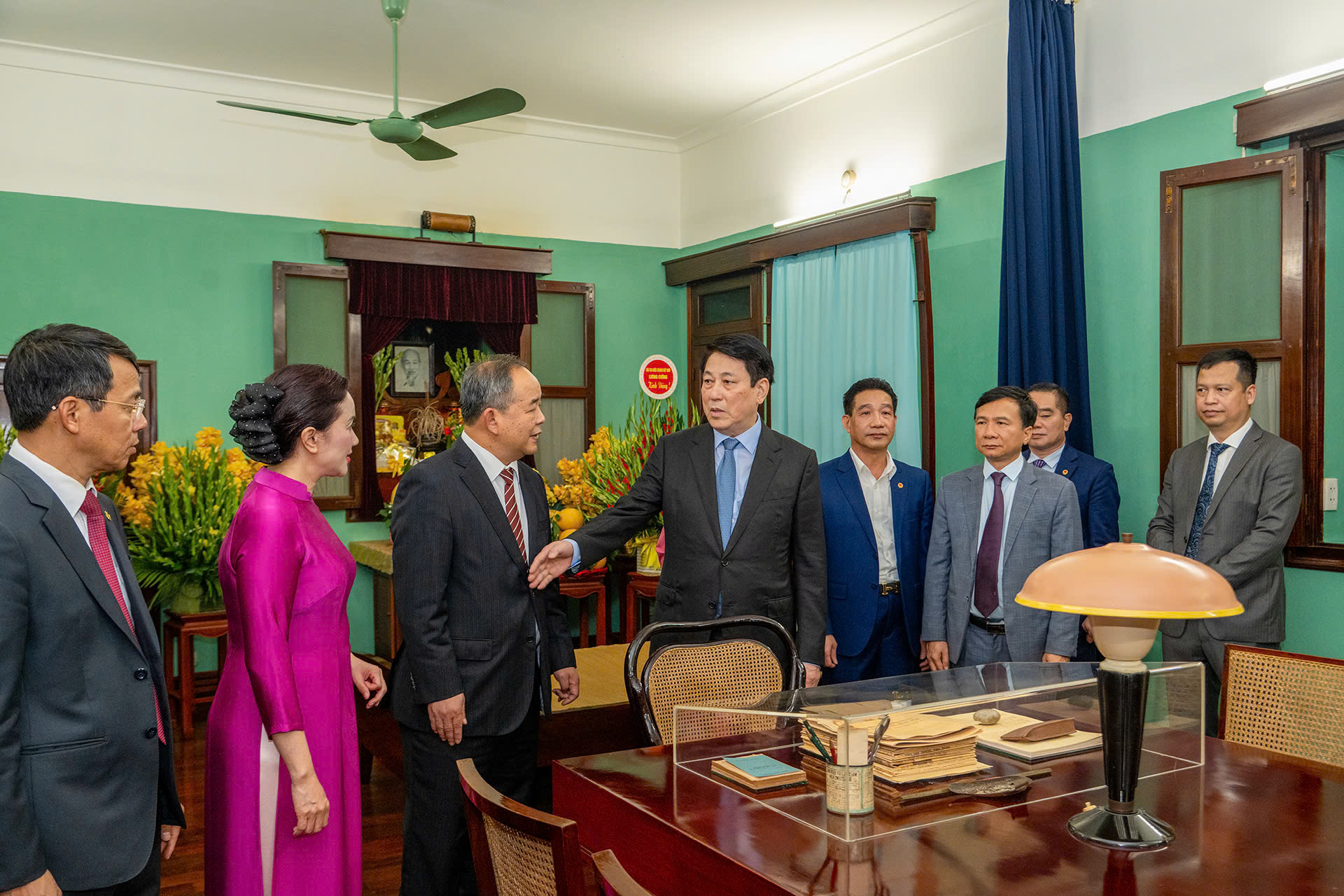 Chủ tịch nước Lương Cường dâng hương tưởng niệm Chủ tịch Hồ Chí Minh tại Nhà 67 và Bắc Bộ Phủ