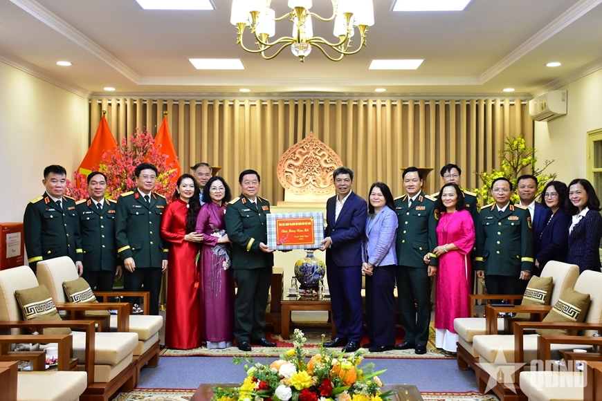 Đại tướng Nguyễn Trọng Nghĩa dâng hương tại Khu Di tích Hoàng thành Thăng Long