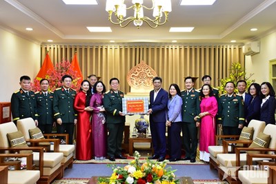 View - 	Đại tướng Nguyễn Trọng Nghĩa dâng hương tại Khu Di tích Hoàng thành...