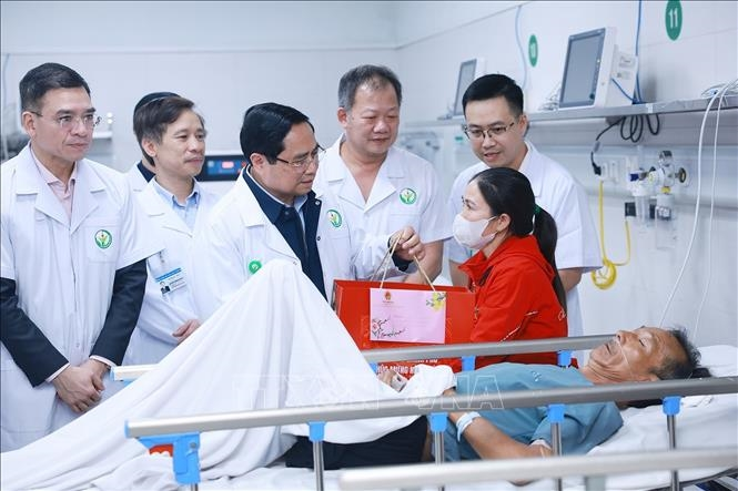 Thủ tướng Phạm Minh Chính thăm, chúc Tết, động viên y bác sĩ và bệnh nhân tại các Bệnh viện